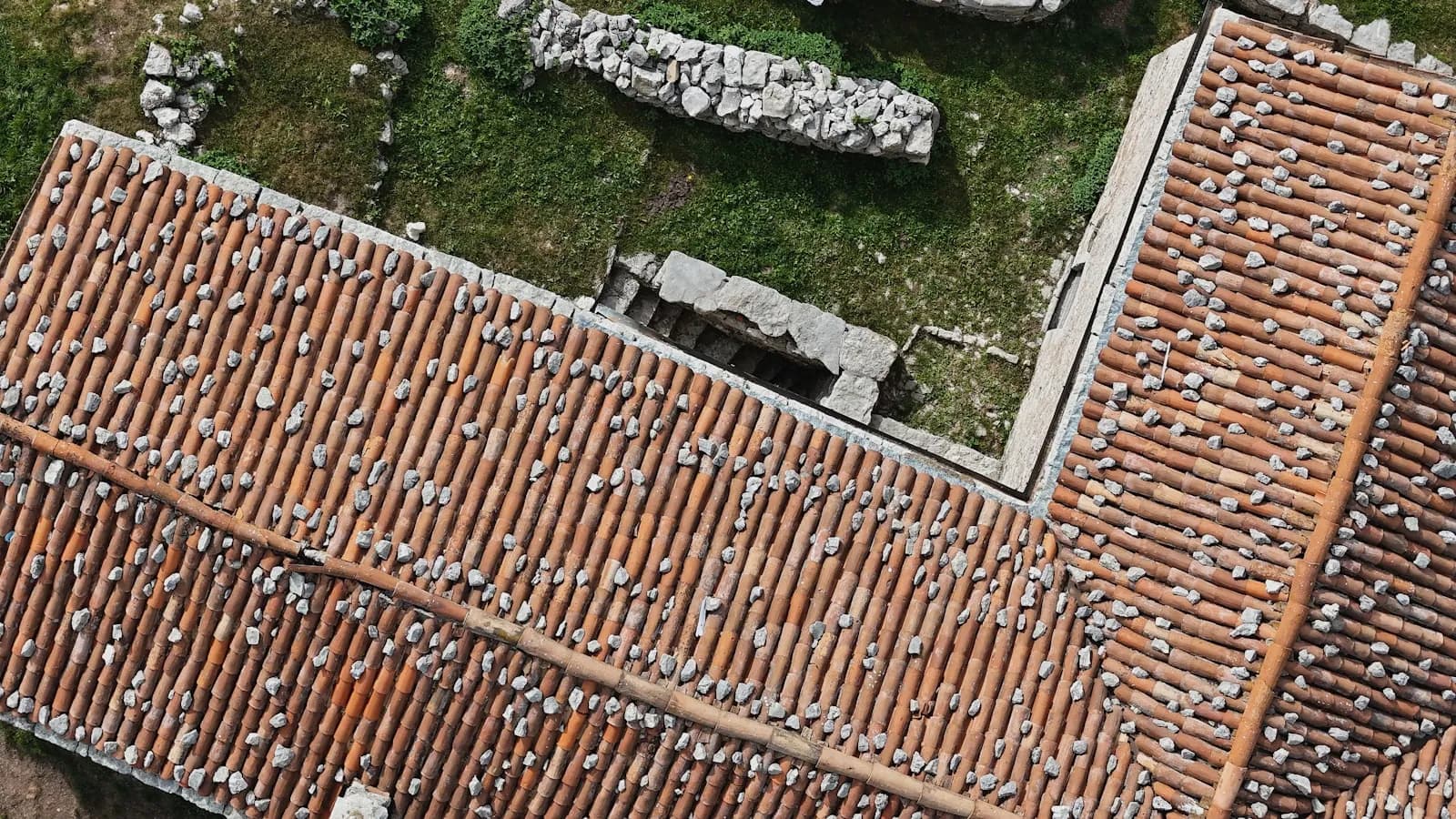 Drohnenaufnahmen für Immobilien: Kosten, Genehmigungen und rechtliche Regeln