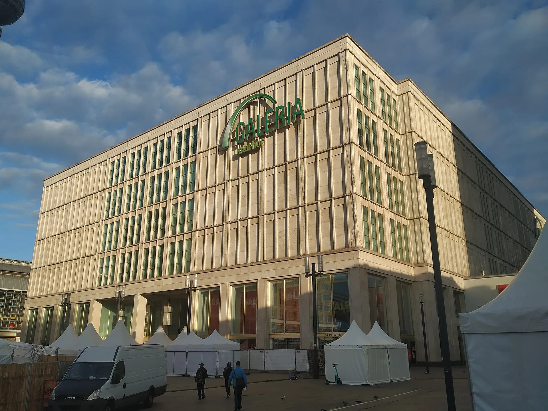Leerstehende Kaufhäuser umnutzen: Wie Visualisierung die Innenstadt-Transformation zu Mixed-Use verkauft