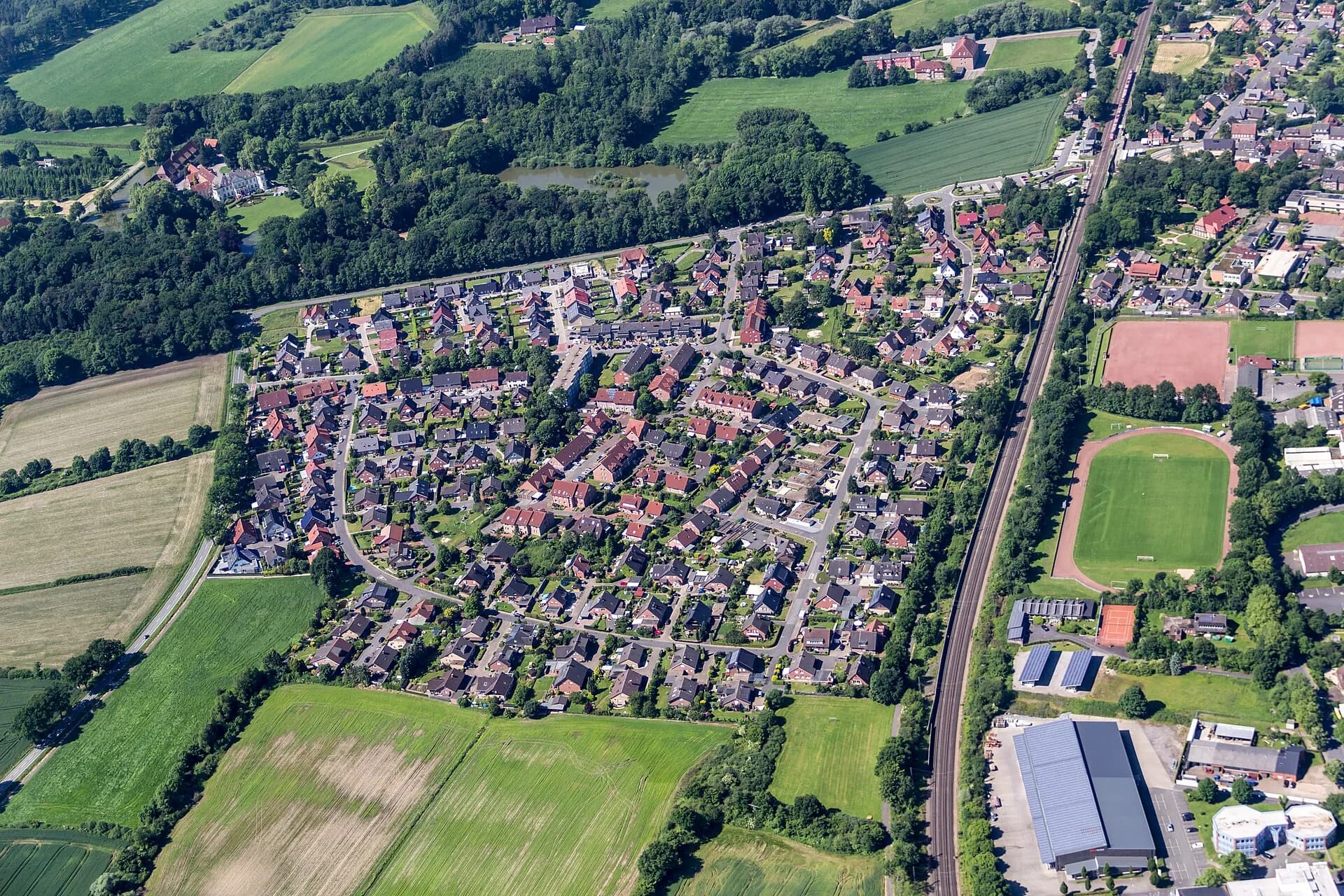 Hauptstraße, Bahnlinie, Gewerbegebiet: Immobilien in schwieriger Lage ehrlich und wirksam vermarkten