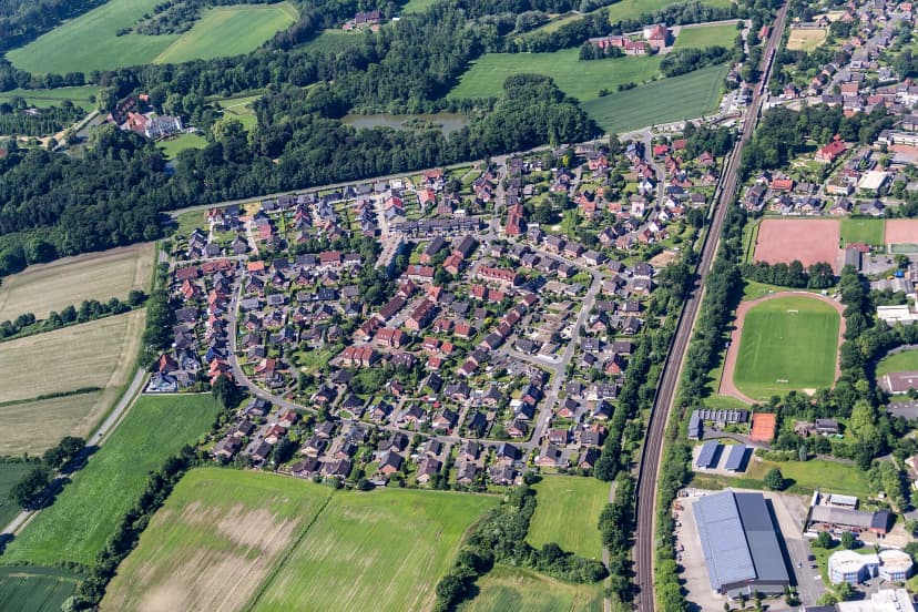 Hauptstraße, Bahnlinie, Gewerbegebiet: Immobilien in schwieriger Lage ehrlich und wirksam vermarkten