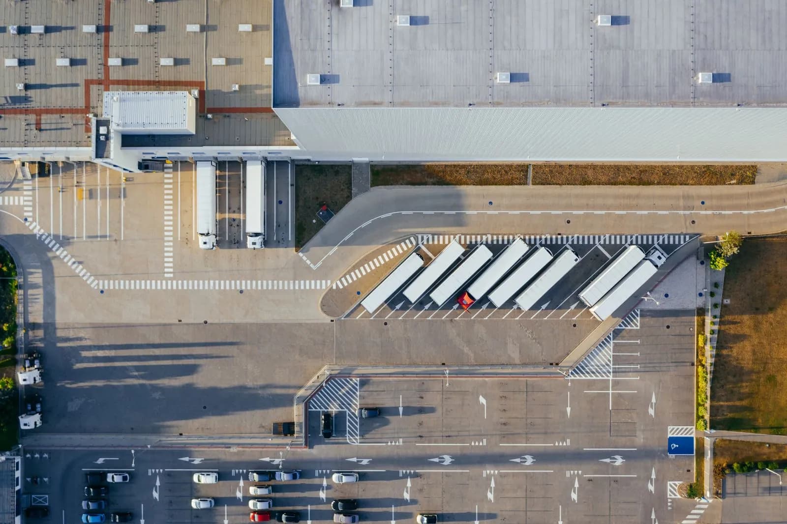 Luftbilder für Logistik- und Industrieimmobilien: Wie Drohnenaufnahmen große Objekte 2026 vermarkten