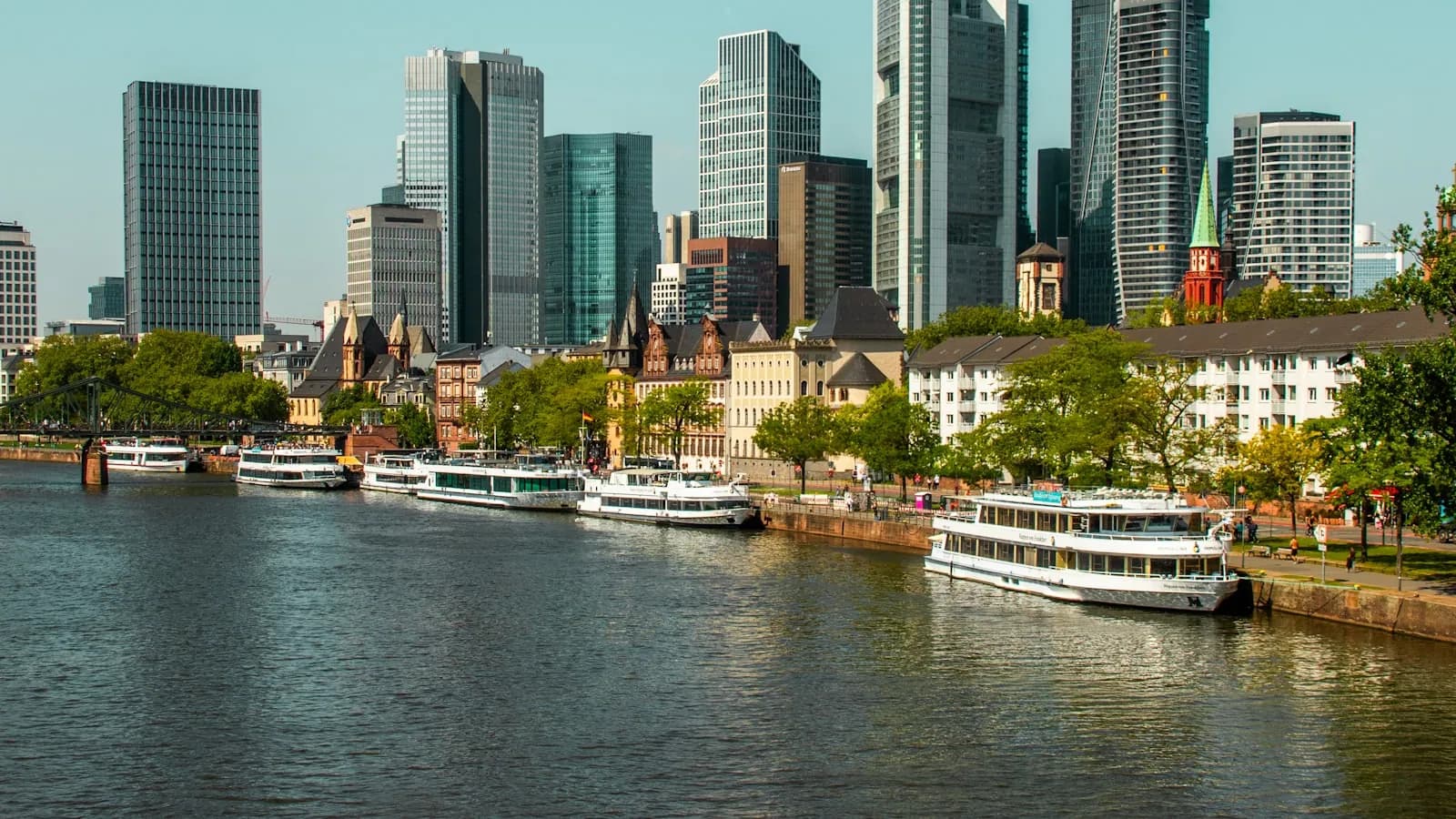Immobilie verkaufen in Frankfurt 2026: So heben Sie sich im Rhein-Main-Markt ab